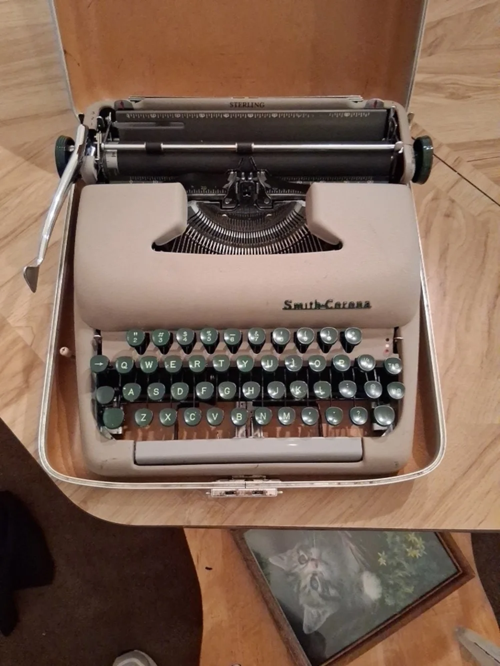 Beige Vintage Typewriter - Classic Home Office Style